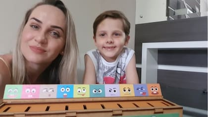 A la madre de Rafael se le aconsejó que alentara al niño a usar una tableta.