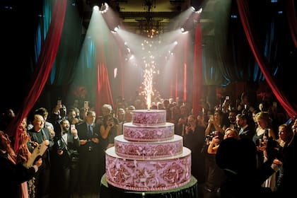 A la medianoche llegó al salón principal una enorme torta en la que, para sorpresa de todos, se proyectaron en forma de hologramas distintas escenas de las múltiples obras realizadas por The Stage Company