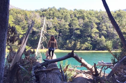 A la par, ganaba dinero con diversas changas, hasta cierto día en el que consiguió un empleo más estable en un lodge de pesca, un trabajo típico de la Patagonia argentina.