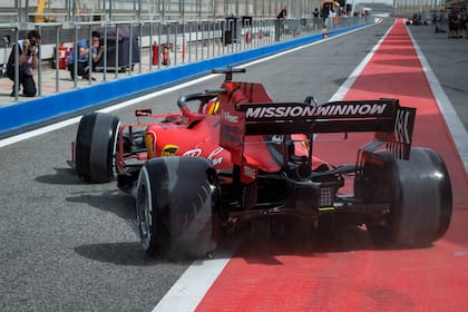 A la pista: Mick Schumacher sale con la Ferrari en el circuito de Bahréin