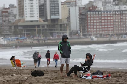 A la playa con campera, la postal de la segunda quincena en Mar del Plata