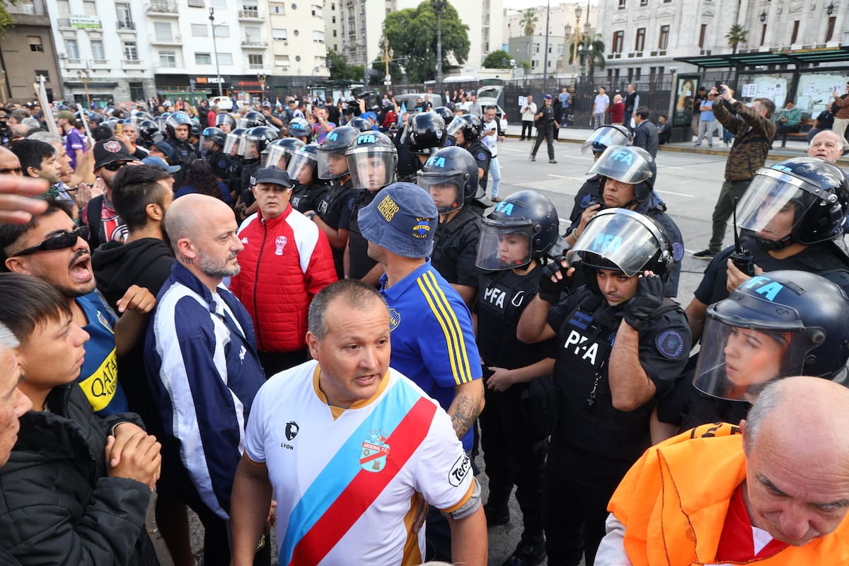 A la protesta de jubilados en el Congreso, se suman esta tarde, hinchas de clubes de fútbol
