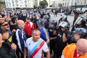 A la protesta de jubilados en el Congreso, se suman esta tarde, hinchas de clubes de fútbol