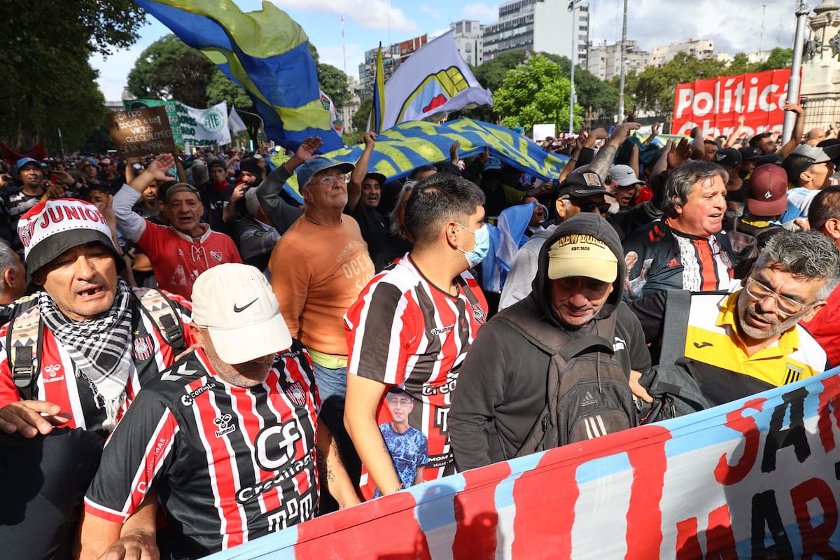 A la protesta de jubilados en el Congreso, se suman esta tarde, hinchas de clubes de fútbol