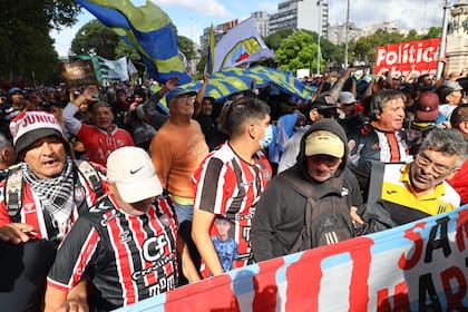 A la protesta de jubilados en el Congreso, se suman esta tarde, hinchas de clubes de fútbol