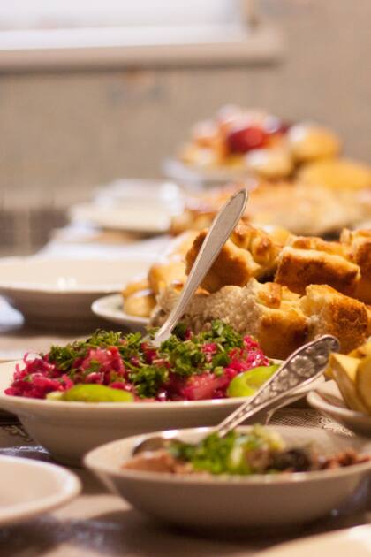 "A la provinciana" se denomina la manera de presentar la mesa con todos los platos para comer en ella