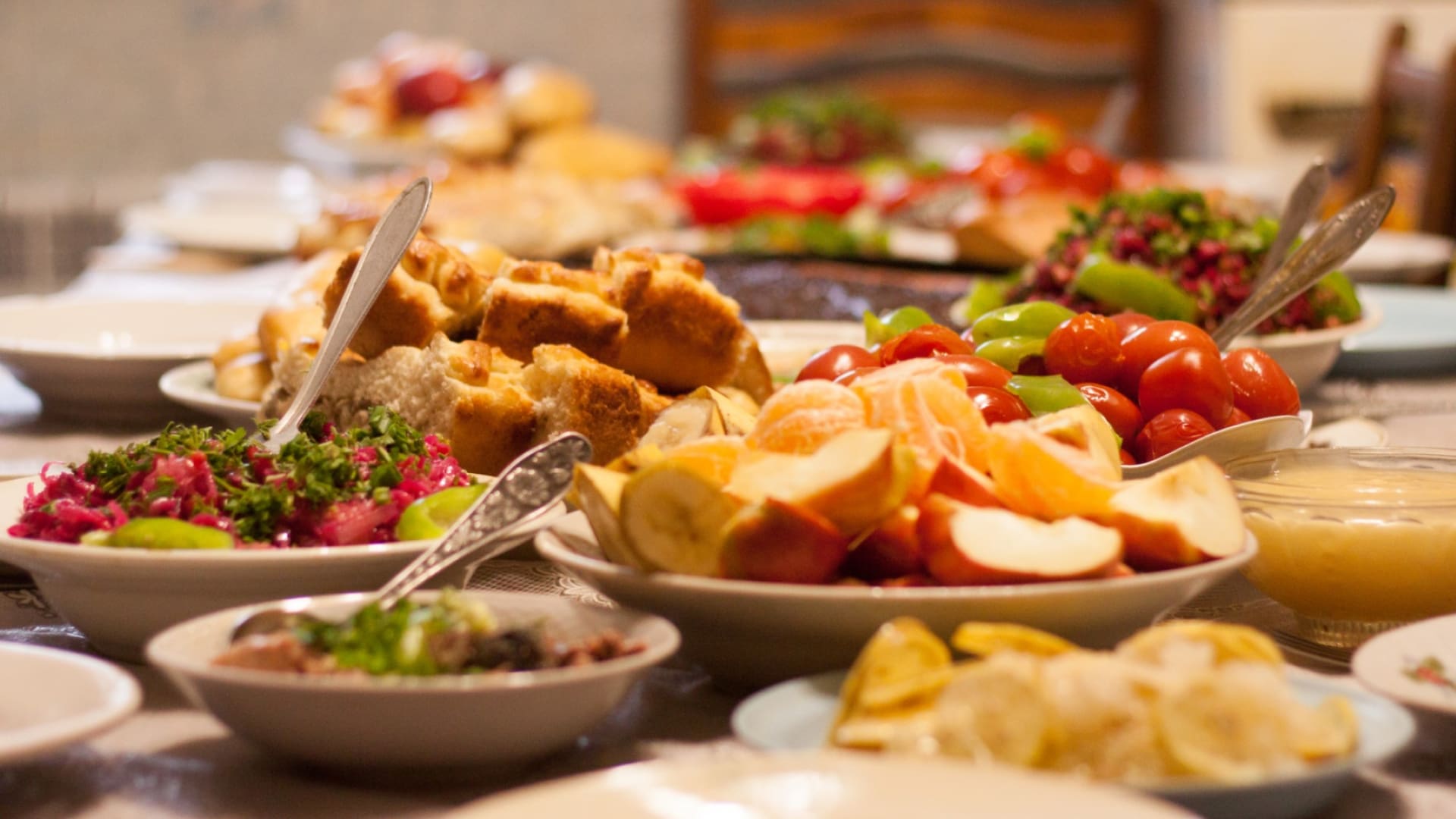 "A la provinciana" se denomina la manera de presentar la mesa con todos los platos para comer en ella