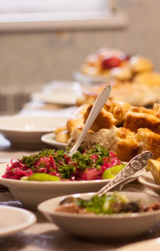 "A la provinciana" se denomina la manera de presentar la mesa con todos los platos para comer en ella