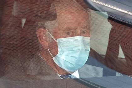 A la salida del hospital se pudo ver al príncipe visiblemente conmovido después de haber pasado media hora con su padre