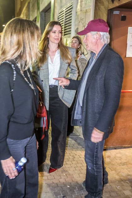 A la salida
del Teatro del Soho CaixaBank,
de Málaga, Gere junto con Nicole
Kimpel, la mujer de Banderas.