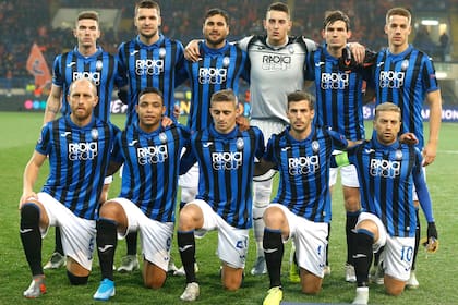 A la vieja usanza: la pose de los jugadores de Atalanta, como la de viejos equipos