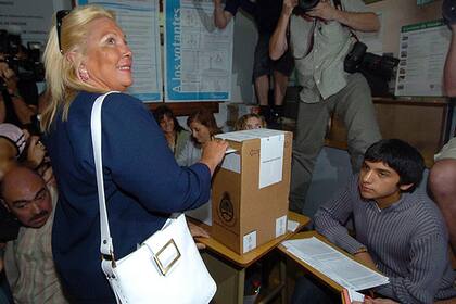A las 11.23, Elisa Carrió depositó su voto en la urna
