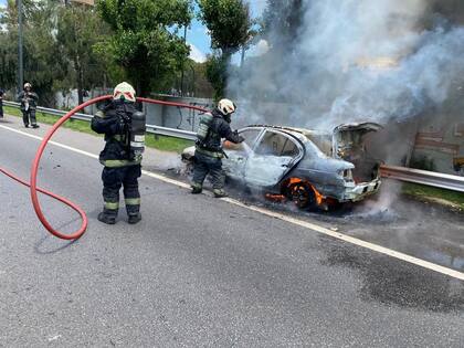 A las 13.20, arribó al lugar de los hechos un autobomba interno 2653 de estación 5ta Belgrano, con la que se procedió a extinguir el foco ígneo