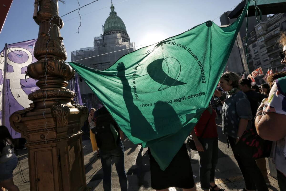 A las 17hrs empezó la manifestación por el aborto legal, seguro y gratuito en frente del Congreso