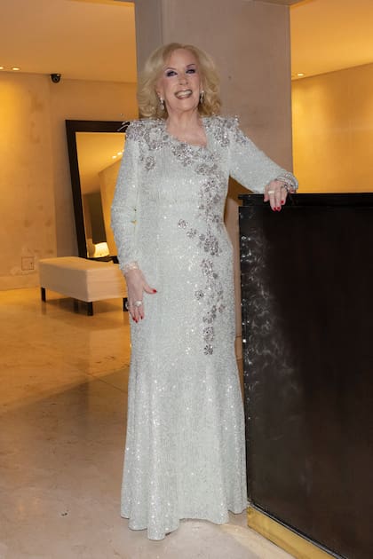 A las 20.15 Chiquita dejó su departamento acompañada por Héctor Vidal Rivas, su histórico asesor de imagen. Sonriente y tomándose su tiempo, posó en el hall para ¡HOLA! ArgentinaY reveló su traje íntegramente bordado en cristales de Claudio Cosano que acompañó con alhajas de su cofre personal.
