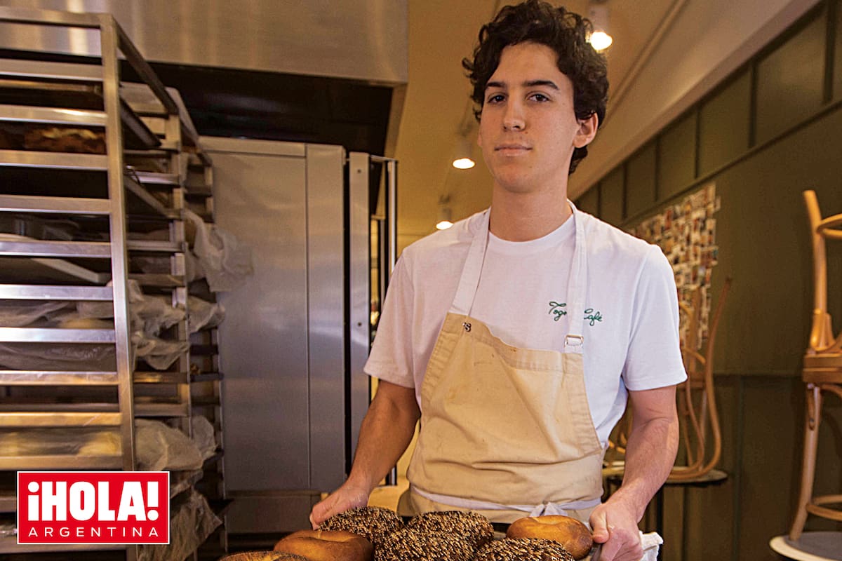 A las 5.30 empieza a amasar y hornear baguettes, brioches y bagels, entre otras delicias, todas de masa madre.
