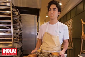 A las 5.30 empieza a amasar y hornear baguettes, brioches y bagels, entre otras delicias, todas de masa madre.