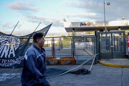 A las 6 de la mañana las puertas de la empresa estaban cerradas con candado.