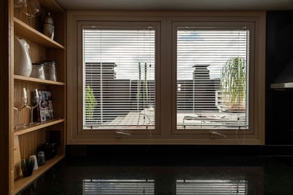 "A las ventanas existentes les agregamos persianas de Riel Americano para completar la estética y controlar mejor la entrada de luz"