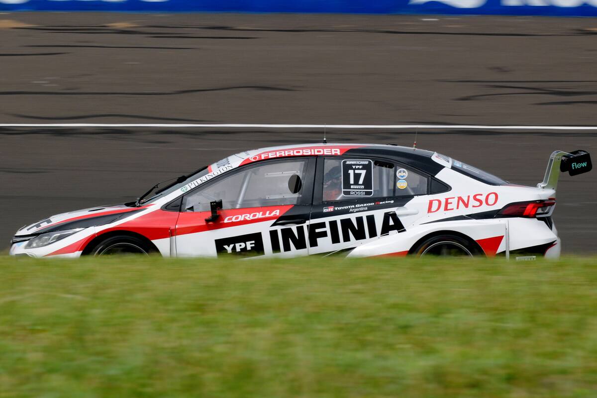 A Leonel Pernía le explotó un neumático cuando faltaban siete vueltas para el final y Matías Rossi se encaminó cómodo a un nuevo triunfo en el Super TC2000