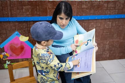A Lionel le gusta que su madre le lea cuentos mientras ven las ilustraciones; él la ayuda diciendo números y los nombres de objetos