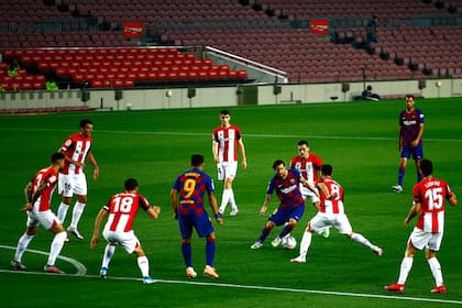 A Lionel Messi le costó encontrar espacios ante Athletic Bilbao