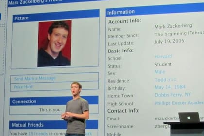 A lo largo de estas dos décadas, Facebook ha cambiado su apariencia en numerosas ocasiones e incorporado muchas novedades