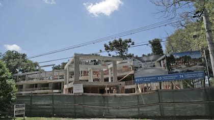 A lo largo de la calle Martín Fierro, una de las arterias principales, se multiplican las obras