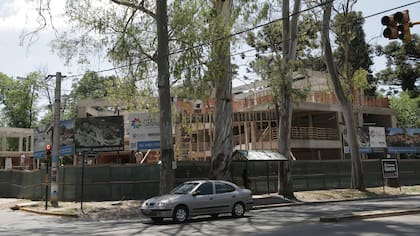 A lo largo de la calle Martín Fierro, una de las arterias principales, se multiplican las obras
