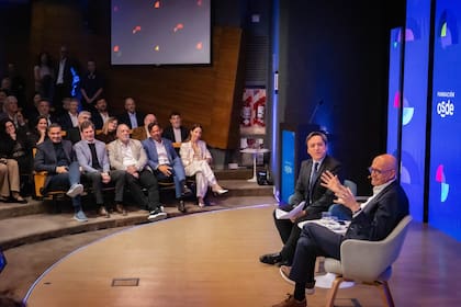 A lo largo de la charla el consultor despertó tanto risas como reflexiones y aplausos. Una de sus ideas clave: "el respeto está por encima de todos los valores organizacionales".