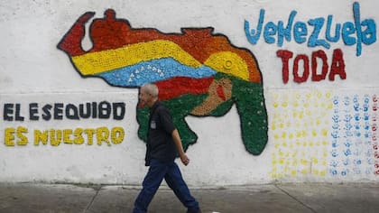 A lo largo de la década de 1960, las autoridades venezolanas emprendieron distintas acciones que buscaban resolver el asunto del Esequibo