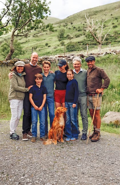 "A lo largo de los años, hemos escalado muchas montañas juntos. Como familia, escalaremos esta contigo también”, le había escrito James Middleton a su hermana, en un posteo de marzo de 2024, cuando recién se había anunciado que tenía cáncer. A principios de 2025, se supo que
la Princesa estaba en remisión. Acá, un retrato familiar de Kate, William, sus hijos, Carole, Michael y James Middleton, al pie de Yr Wyddfa,
en el Parque Nacional Snowdonia, al noroeste de Gales