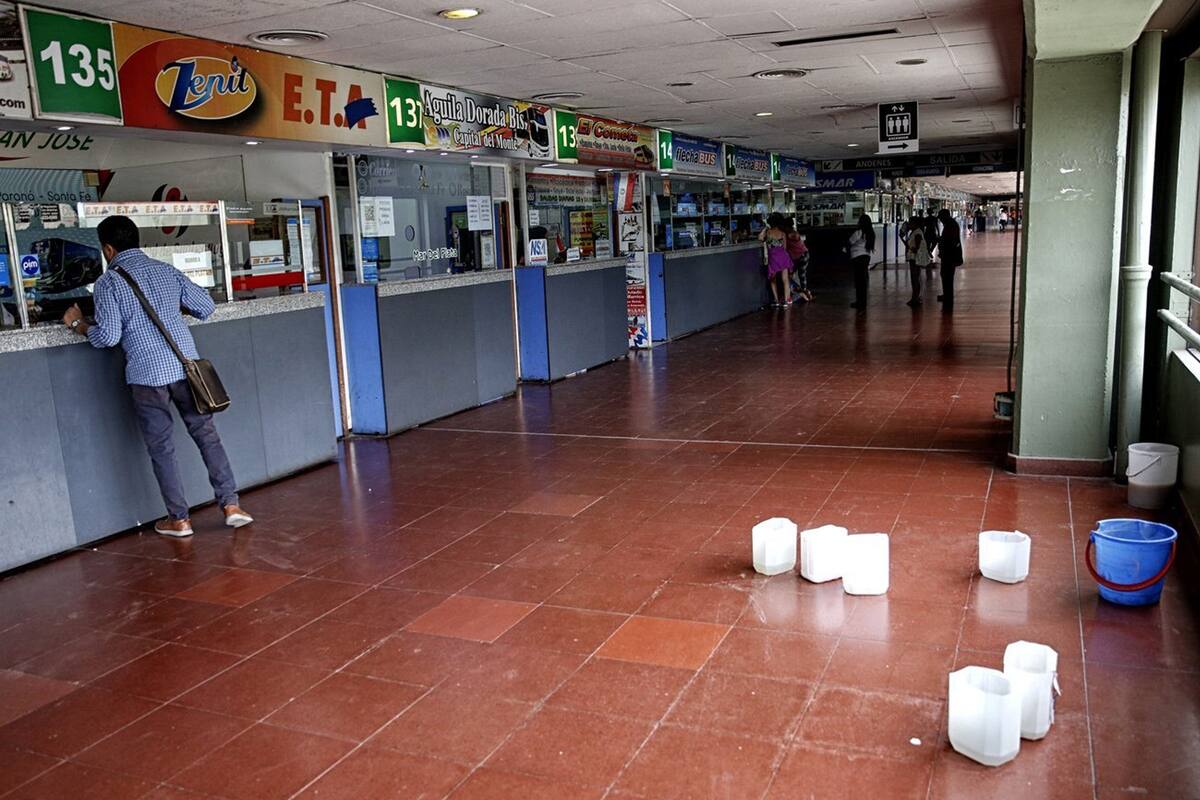 A lo largo de los corredores del primer piso, las frecuentes goteras muestran el estado de abandono del edificio