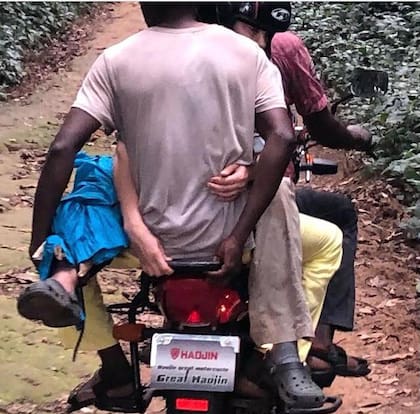A lo largo de otras seis horas, dos hombres llamados Didier y Maradona viajaron con Judd en una moto: "Didier manejaba y yo me senté mirando hacia atrás, su espalda era mi respaldo. Cuando comenzaba a hundirme, a desmayarme, él me llamaba para restablecer mi posición y apoyarme en él", contó la actriz.