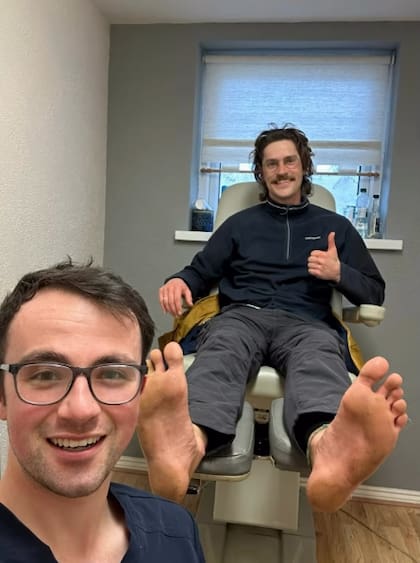 A lo largo del camino, Eamonn tuvo que hacer algunas paradas técnicas para recuperar sus pies