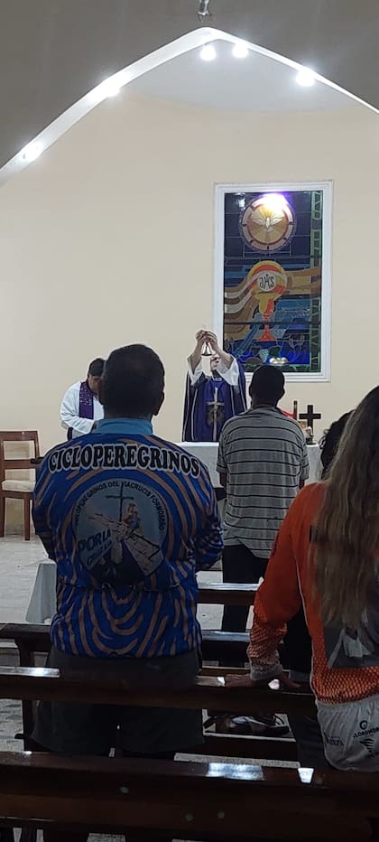 A lo largo del camino, las capillas reciben a los cicloperegrinos con sus puertas abiertas, celebran misas, y en muchos casos los invitan a quedarse a dormir