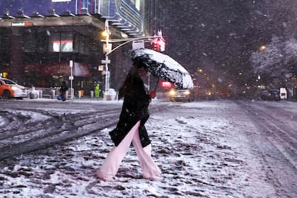 A lo largo del corredor de la Interestatal 95, desde Filadelfia hasta Boston, se proyecta cerca de un pie de nieve, mientras que sectores de Nueva Jersey y Long Island podrían alcanzar hasta 24 pulgadas (61 cm) para el martes