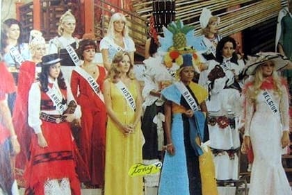 A lo "Martín Fierro": Lilian Deasti, de sombrero negro, junto a sus compañeras de Canadá y Australia