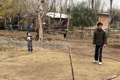 A lo que más le gusta jugar a Bruno es al futbol tenis con sus hermanos, amigos y su mamá