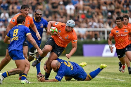 A lo Tucumán: camiseta naranja y un forward yendo hacia adelante; Tarucas tuvo mucha identificación con su provincia en su goleada inaugural a Cobras Brasil en el Súper Rugby Américas.