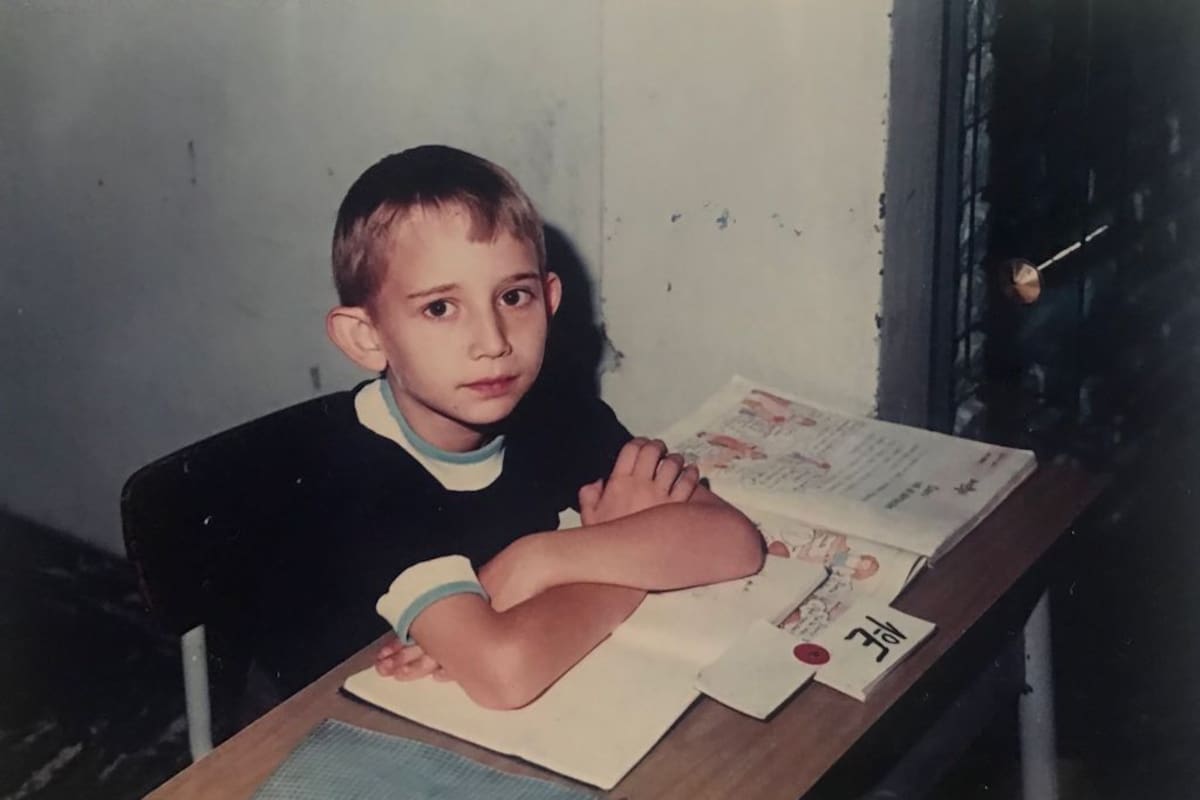 A los 10 años empezó a estudiar con un profesor, el Mago Charly, y desde ahí no paró. Ahora encabeza un show en el Circo Luxor.