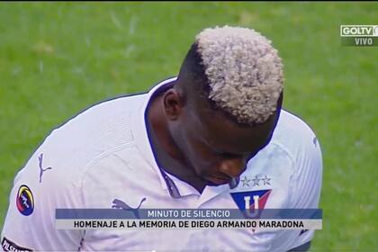 A los 10 minutos del partido entre Liga Deportiva Universitaria y Olmedo, el árbitro tomó la pelota y los jugadores homenajearon al Diez argentino, Diego Armando Maradona.