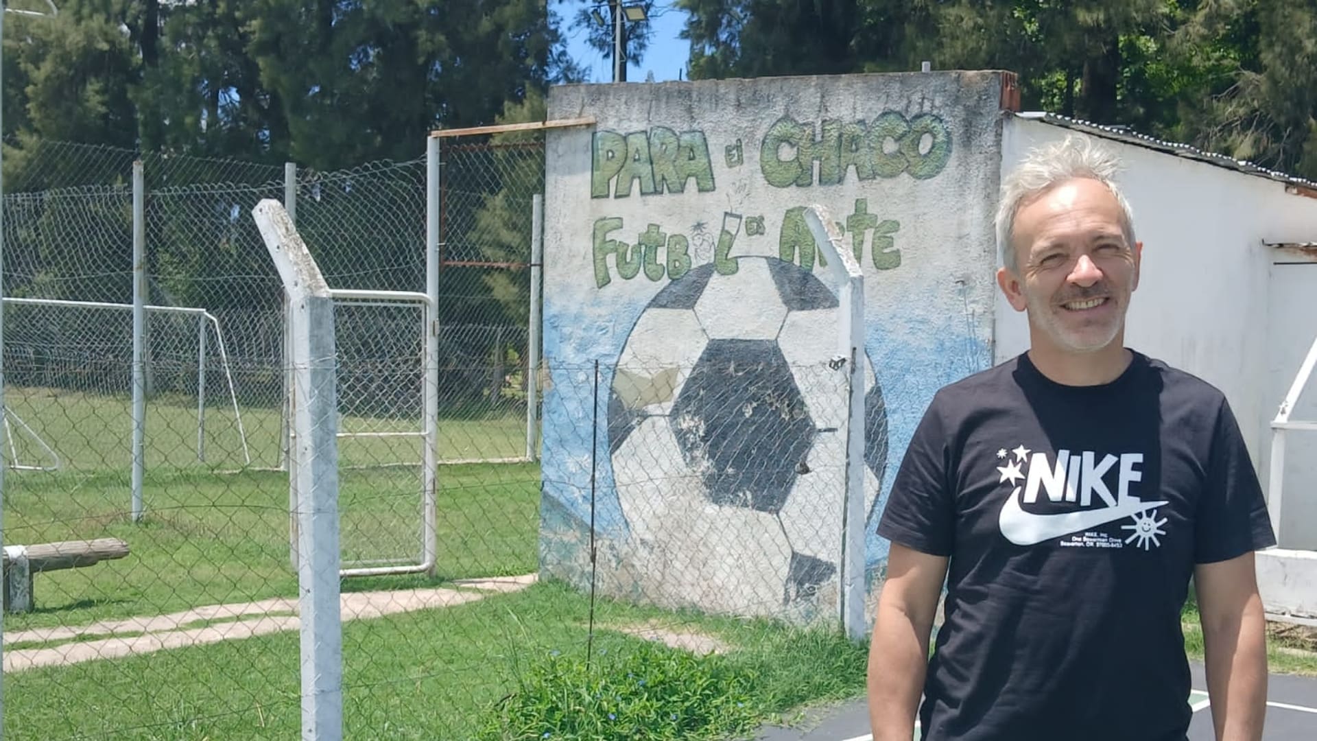 A los 12 conoció a “Quique” Villanueva, un vendedor ambulante del tren que lo “adoptó” como hijo y le enseñó un oficio.