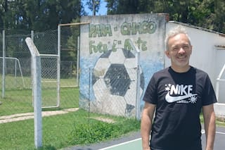 Fue vendedor ambulante, jugó al fútbol en Europa y fundó un club para sacar de la calle a cientos de chicos