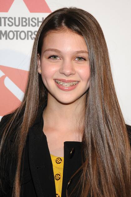A los 13 años, con su melena castaña natural (y brackets), en la première de Harold, en Nueva York.