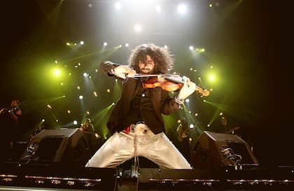 A los 15 años, su talento desbordaba cualquier escuela de su país en guerra. De familia armenia, ya en Europa, se convirtió en el violinista estrella de fiestas judías. Hoy es un artista virtuoso y consagrado que desafía toda convención