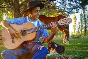 A los 16 años tocó por primera vez en público arriba de un escenario, del que nunca más se quiso bajar
