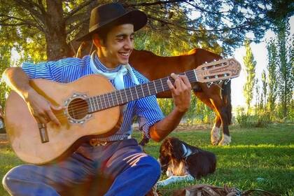 A los 16 años tocó por primera vez en público arriba de un escenario, del que nunca más se quiso bajar