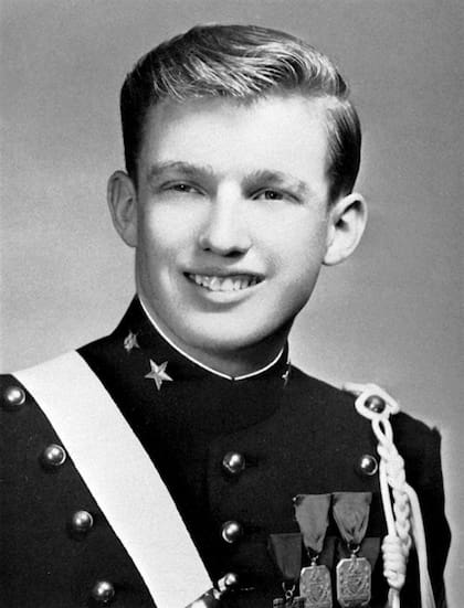 A los 18 años, en su uniforme de la Academia Militar de Nueva York, 1964 (Alamy)