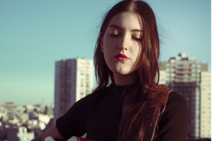 A los 19 Karina Vismara se mudó a Liverpool, Inglaterra, para estudiar en el Instituto de Performing Arts de Paul McCartney (LIPA).